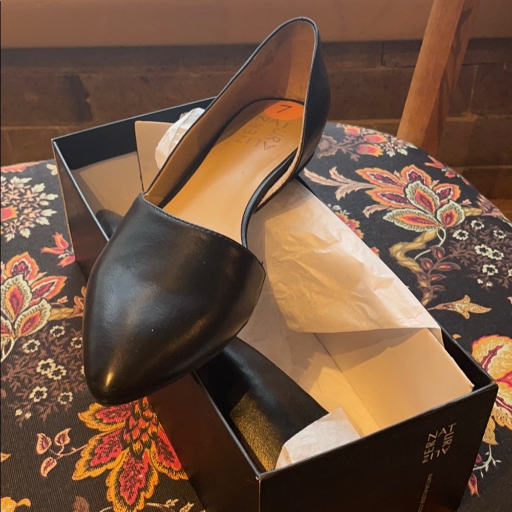 Too big, need a 6.5 **Like New**Pointed toe flats